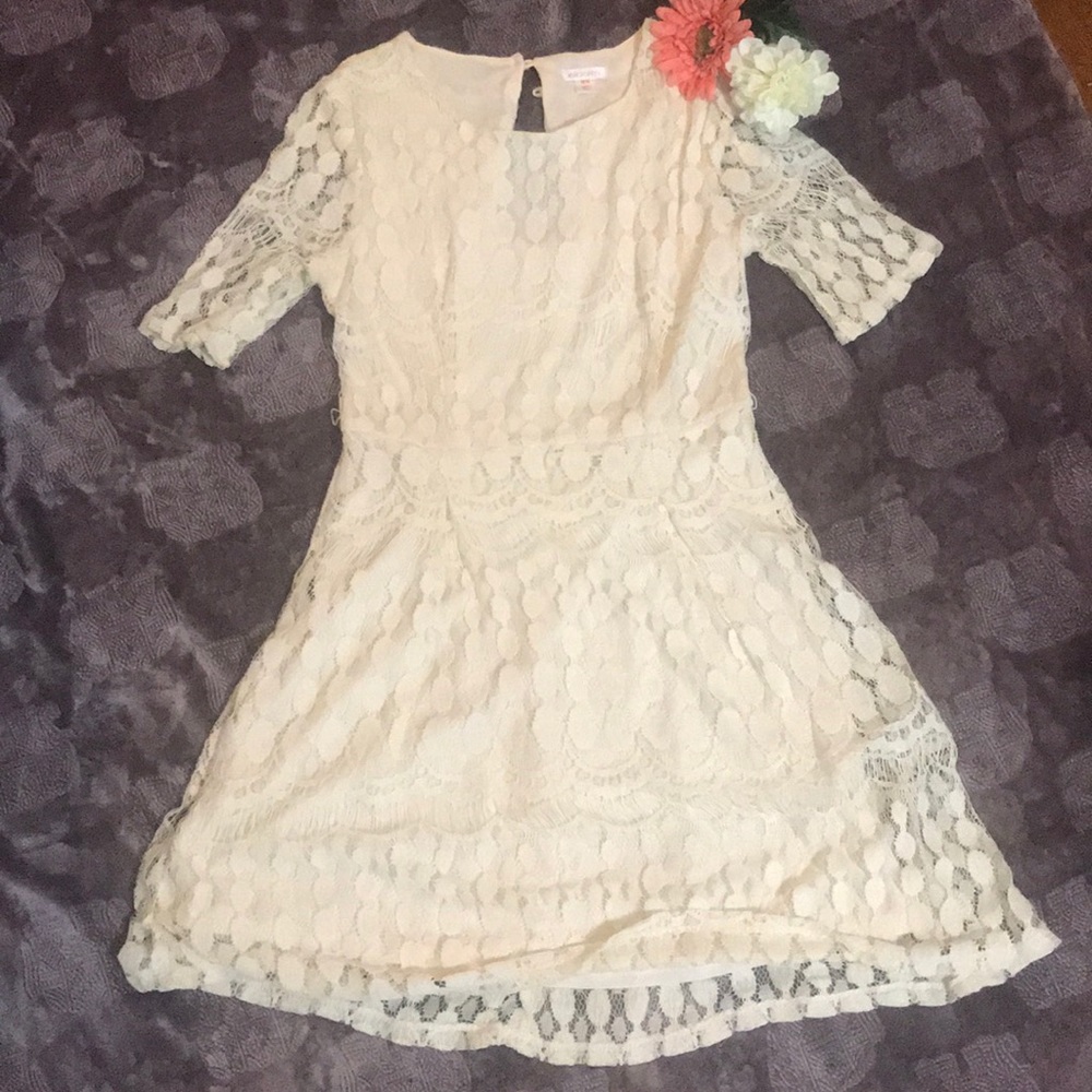 Lace dress - Picture 1 of 8